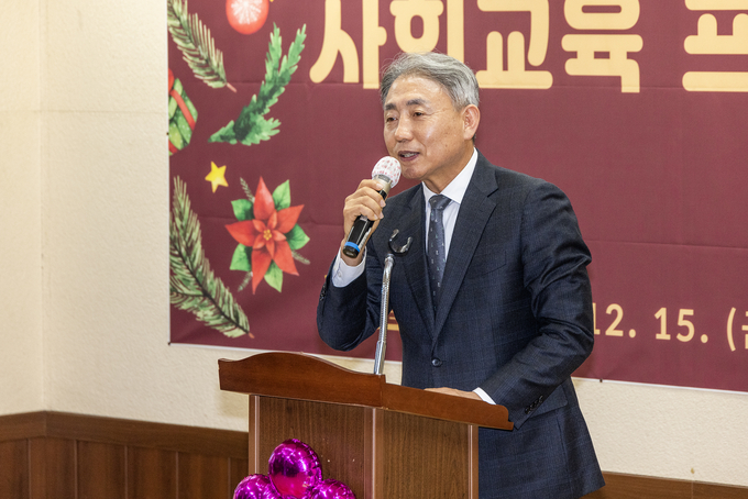 윤환 계양구청장이 계산노인문화센터, 2023년 사회교육 프로그램 종강식과 발표회에서 인사말을 하고 있다. ⓒ 계양구 제공