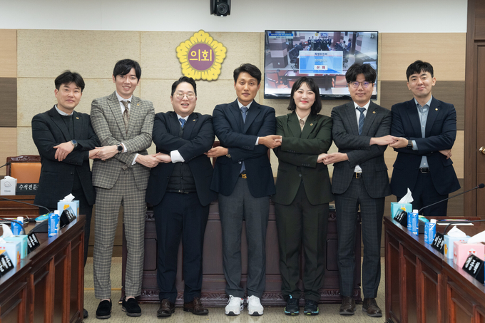 인천시의회 청년정치인들이 청년특별위원회를 구성하고 기념촬영을 하고 있다. ⓒ 인천시의회 제공