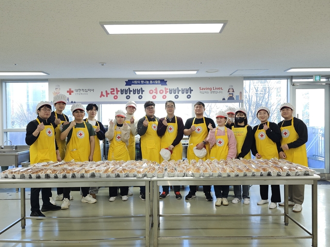 인천재능대 사회복지과 총동문회 회원들과 인천 청년사회복지사 봉사단체인 행복플러스봉사회 회원 등이 빵을 직접 만들고 기념촬영을 하고 있다.ⓒ인천재능대학교 사회복지과 총동문회 제공