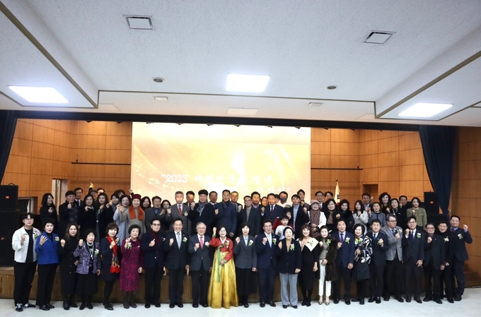 사단법인 국제희망나눔네트워크 제15회 대한민국을 빛낸 사랑나눔 인물 봉사대상 시상식을 개최 후 기념촬영을 하고 있다. ⓒ 국제희망나눔네트워크 제공