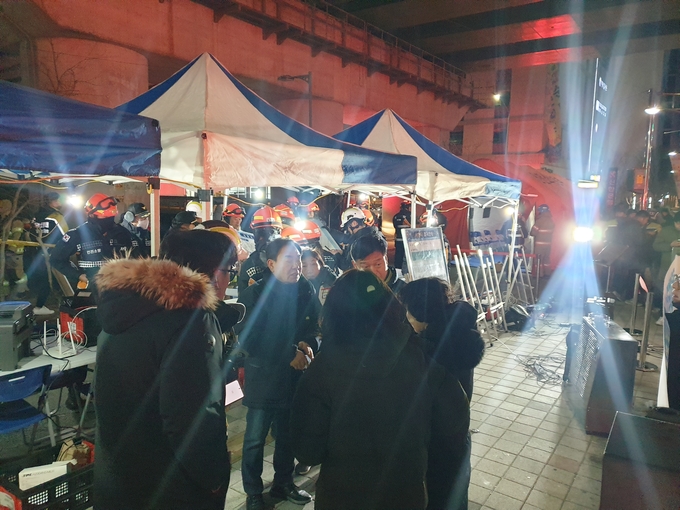 박종효 남동구청장이, 17일 밤 논현동 호텔 화재 현장에서 피해 상황을 파악하고 있다 ⓒ 인천남동구 제공