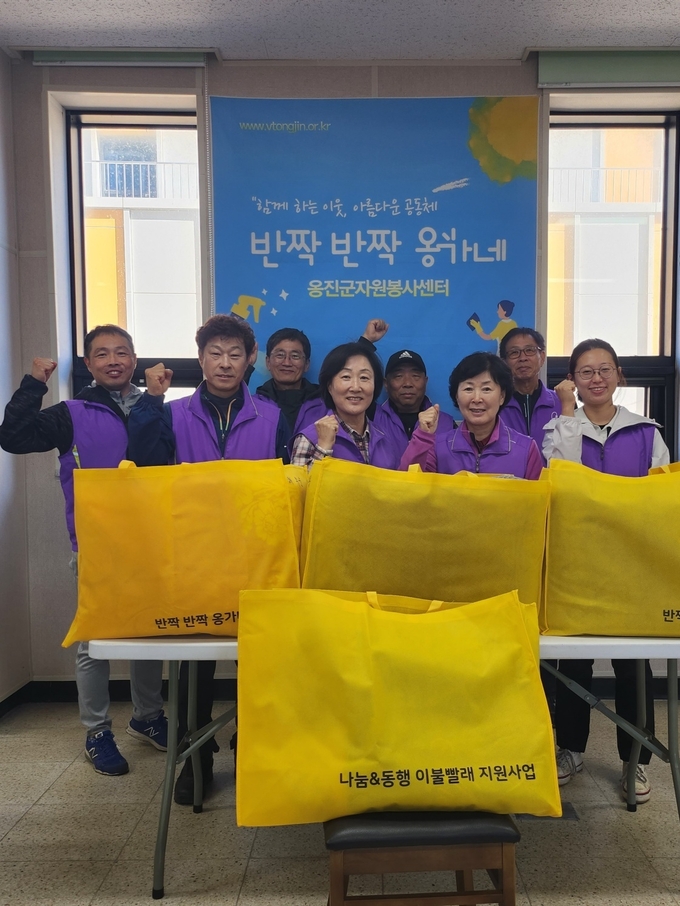 옹진군자원봉사센터, 반짝반짝옹가네 성황리 마쳐치고 기념촬영을 하고 있다. ⓒ 옹진군 제공