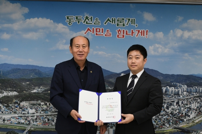 박형덕 동두천시장이, 재정 효율성과 위해 고문 공인회계사 위촉하고 있다. ⓒ 동두천시 제공