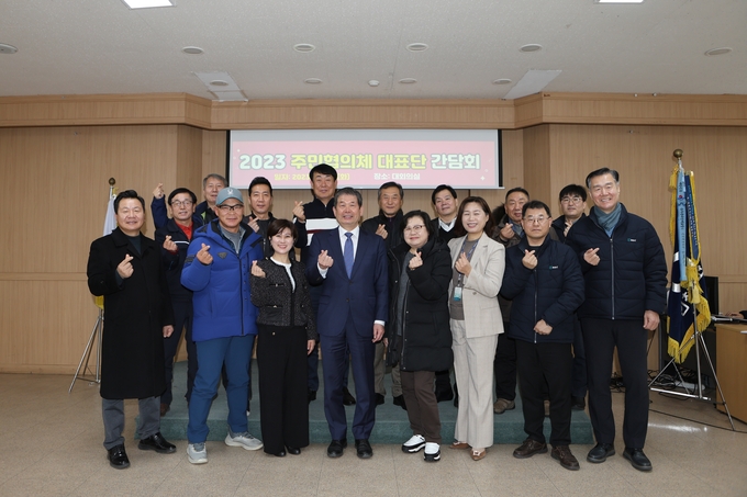 최계운 이사장이 인천환경공단 관계자들과 주민협의체 대표단이 간담회를 마치고 기념촬영을 하고 있다. ⓒ 인천환경공단 제공