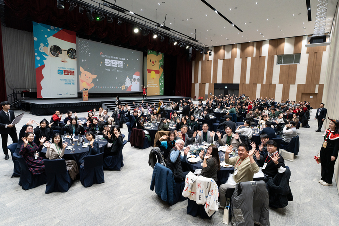송도컨벤시아 15주년 기념 고객의 감사의 날(송탄절) 행사를 진행하고 있다. ⓒ 인천관광공사 제공