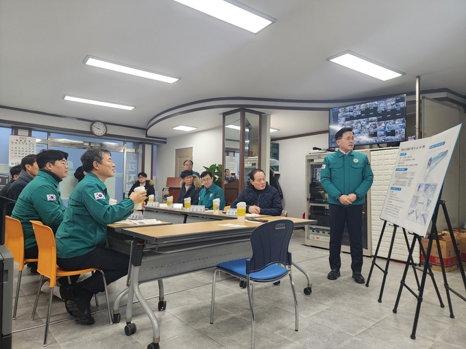 행안부_현대시장 화재복구 현장 점검을 하고 있다. ⓒ 동구청 제공