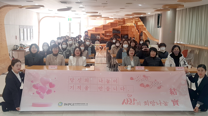 ㈔세계여성평화그룹 글로벌 9국이 부평아트센터 호박홀에서 한부모가정후원 전달식 후 기념촬영을 하고 있다.ⓒ IWPG 글로벌 9국 제공