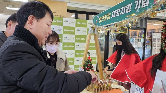 차준택 부평구청장이 인천 부평구, '2023년 청년창업기업 홍보관'운영에 참가해 판매제품을 구매 하고 있다. ⓒ 부평구 제공
