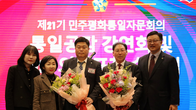 강후공 의장,이철수위원장, 민주평통 의장 표창을 수여하고 있다. ⓒ 중구청 제공