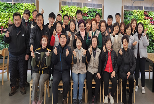 유상우 인천시설관리공단 이사장 대행이 2023년 즐통회를 운영 후 기념촬영을 하고 있다. 