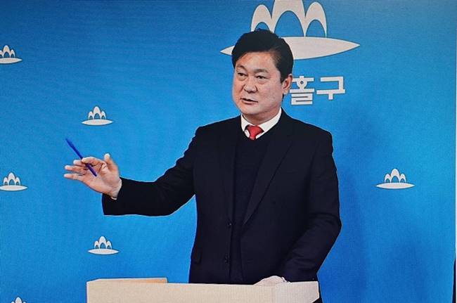 이영훈 현 미추홀구청장 주안2·4동 관련 기자회견을 가지고 있다. ⓒ 우리일보 db