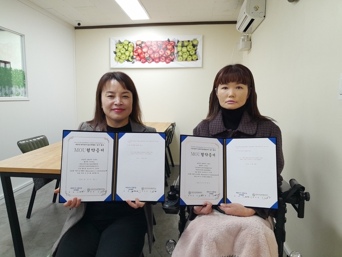 이지영 대한민국전통미술공예협회장과 김선미 인천장애인능력개발문화센장이 업무협약을 체결하고 있다. ⓒ 대한민국전통미술공예협회 제공