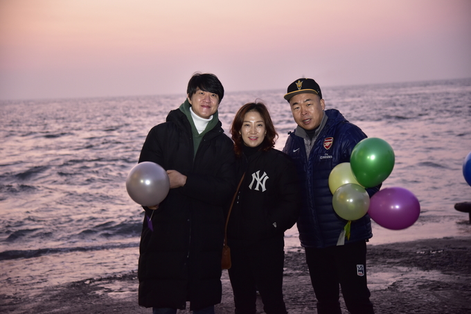 김동하 팔미도 대표와 이예진 더노뱀버스테이 대표가 팔미도에서 새해 맞이 기념촬영을 하고 있다. ⓒ 우리일보 db