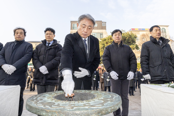 윤환 계양구청장, 새해 맞아 ‘3.1만세운동 기념탑 참배’하고 있다. ⓒ 계양구 제공