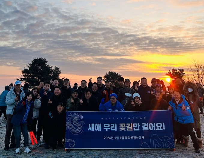 더불어민주당 인천 미추홀구 국회의원 김정식 예비후보(현수막 뒤 가운데)가 2024년 새해 아침 문학산에 올라 지지자들과 기념촬영을 하고 있다.ⓒ김정식 국회의원 예비후보 사무실 제공
