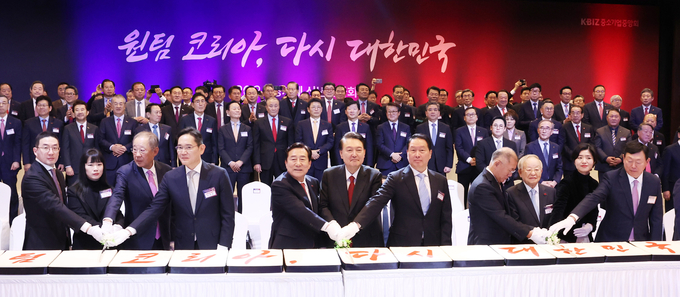 (왼쪽부터) 구광모 LG 회장, 강지영 로보아르테 대표, 류진 한경협 회장, 이재용 삼성전자 회장, 김기문 중기중앙회장, 윤석열 대통령, 최태원 대한상의 회장, 정의선 현대차 회장, 손경식 경총 회장, 문우리 포티파이 대표, 신동빈 롯데 회장.ⓒ대통령실통신사진기자단, 연합뉴스 제공