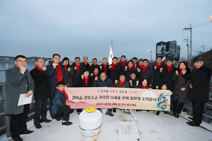 문경복 옹진군수와 관계자들이, 2024년 갑진년 새해맞이 참배 후 기념촬영을 하고 있다. ⓒ 옹진군 제공