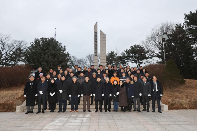 문경복 옹진군수가, 2024년 갑진년 새해맞이 참배 후 기념촬영을 하고 있다. ⓒ 옹진군 제공