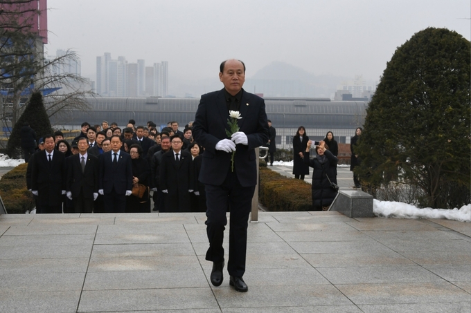 박형덕 동두천시장이 2024년 갑진년 새해맞이 현충탑 참배 헌화 하고 있다. ⓒ 동두천시 제공
