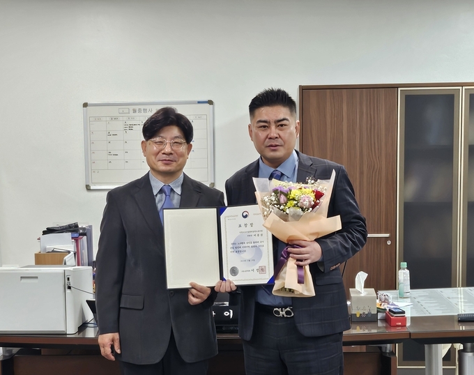인천서구시설관리공단노동조합이 ‘2023년 노사문화유공발전 고용노동부 장관상’을 수상하고 있다. ⓒ 인천서구시설공단 제공
