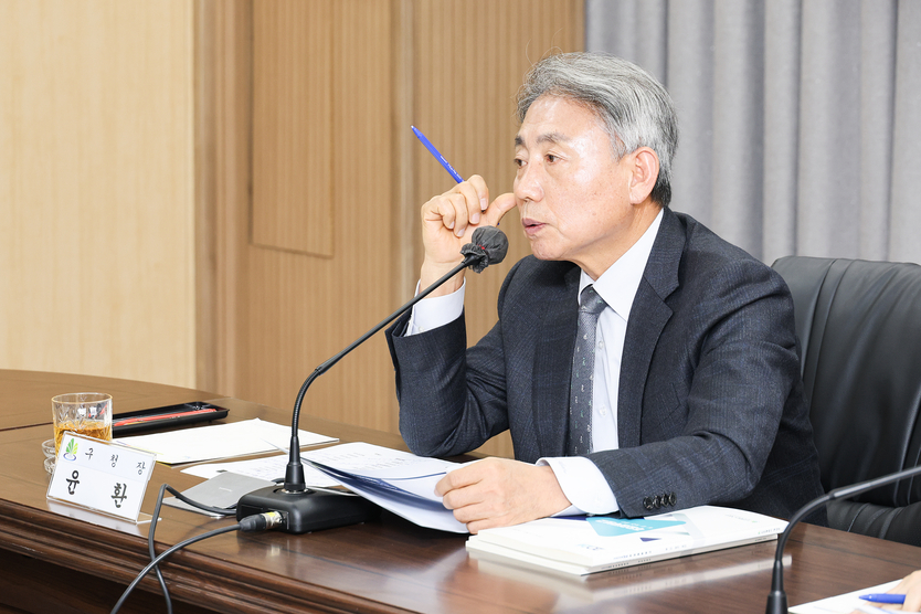 윤환 계양구청장 “계양의 미래를 위해 꼭 필요한 사업들이 차질 없이 추진될 수 있도록 최선 다해달라” 업무보고회 개최하고 있다. ⓒ 계양구 제공