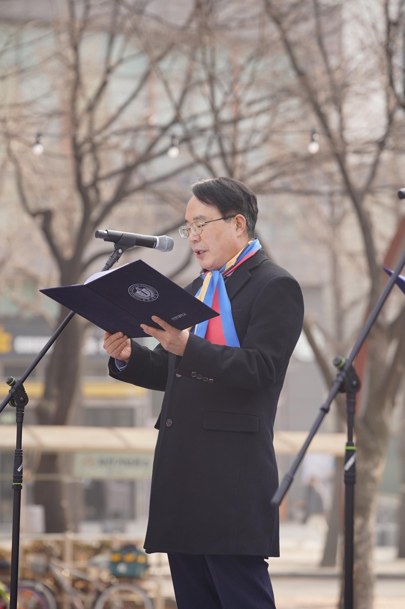 박종태 인천대 총장이 국립인천대 공공의대 설립 필요성에 대한 결의문을 낭독 하고 있다. ⓒ 인천대 제공