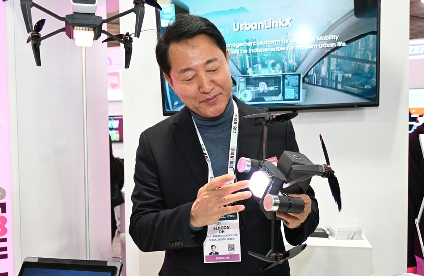 오세훈 시장이 "CES 2024" 개막 현장을 찾아, 파블로 항공이 선보인 드론 홍보에 살펴보고 있다. ⓒ 서울시 제공