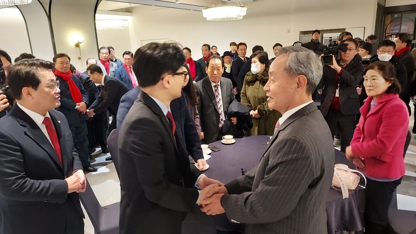 한동훈 국민의힘 비상대책위원장과 배준영 의원이 전 인스파월드 박운규씨와 만나 반갑게 악수를 나누며 인사를 하고 있다. ⓒ 우리일보 db