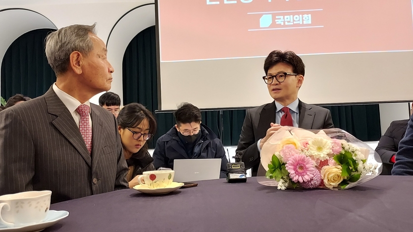 한동훈 국민의힘 비상대책위원장이 전 인스파월드 박운규씨와 대담을 나누고 있다. ⓒ 우리일보 db