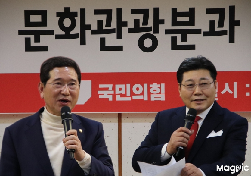김학용 국민의 힘 중앙위원회 의장과 방형주 문화관광 분과 위원장 ⓒ 우리일보 db