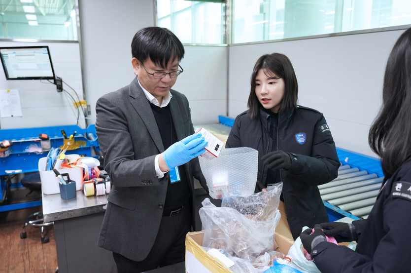 마약류 단속 현장을 점검하는 김종호 인천공항본부세관장.ⓒ인천공항본부세관 제공