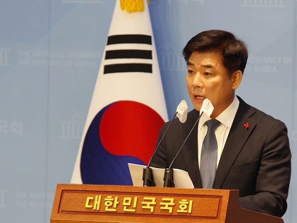 더불어민주당 김병욱 의원이 18일 오전 국회 소통관에서 기자회견을 열고 있다. ⓒ 우리일보 db