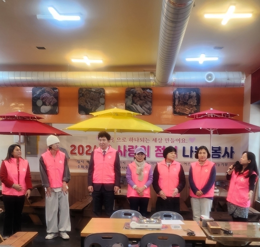 이인숙 사랑봉사회장(오른쪽 첫번째)이 전라도이야기 음식점에서 사랑의 점심 무료 나눔 봉사에 참여한 회원들을 소개하고 있다.ⓒ사랑봉사회 제공