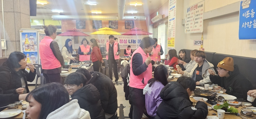 인천사랑봉사회가 전라도이야기 음식점에서 사랑의 점심 무료 나눔 봉사에 참여한 회원들을 소개하고 있다.ⓒ사랑봉사회 제공