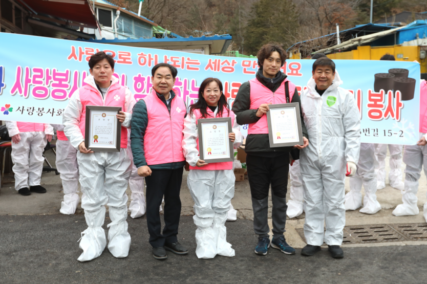 인천남동구의회의장 표창장 수상자들이 기념촬영을 하고 있는 모습.(왼쪽부터 최승원 회원, 오용환 인천남동구의회의장, 이인숙 사랑봉사회 회장, 김홍의 회원, 박위광 인천남동구 자원봉사센터장).ⓒ사랑봉사회 제공