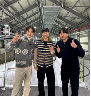 루지 종목을 체험중인 ‘올림픽™ 프렌즈’ 가수 샤이니 민호와 루지 조정명, 박진용 선수(좌측부터) ⓒ SM엔터테인먼트