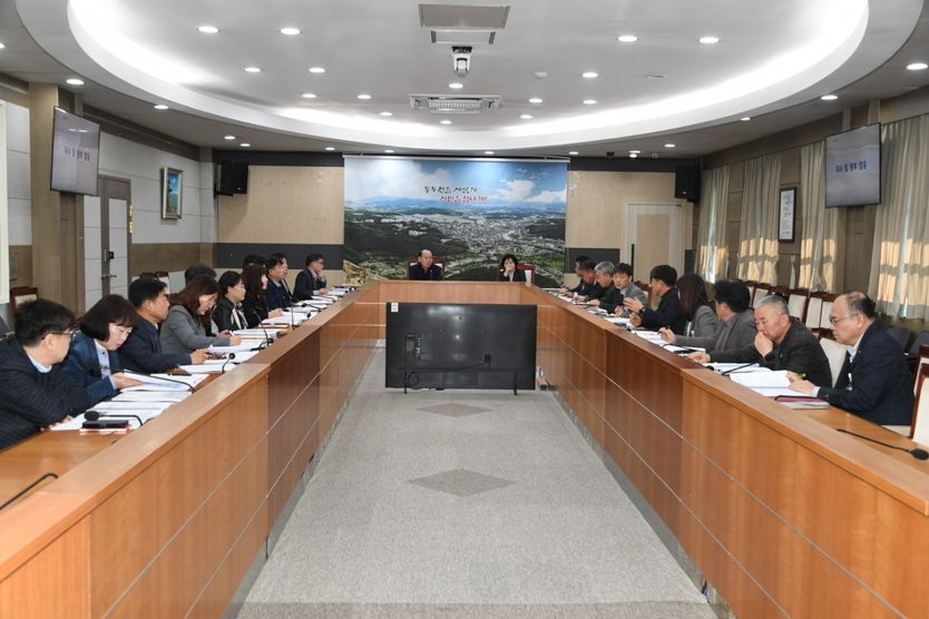 박형덕 동두천시장이 공약사항 이행 보고회를 주재하고 있다. ⓒ 동두천시 제공