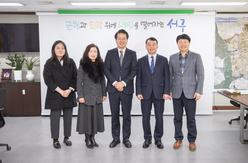 강범석 서구청장이 인천병무지청장이, 서구청 방문해 관계자들과 기념촬영을 하고 있다. ⓒ 서구청 제공