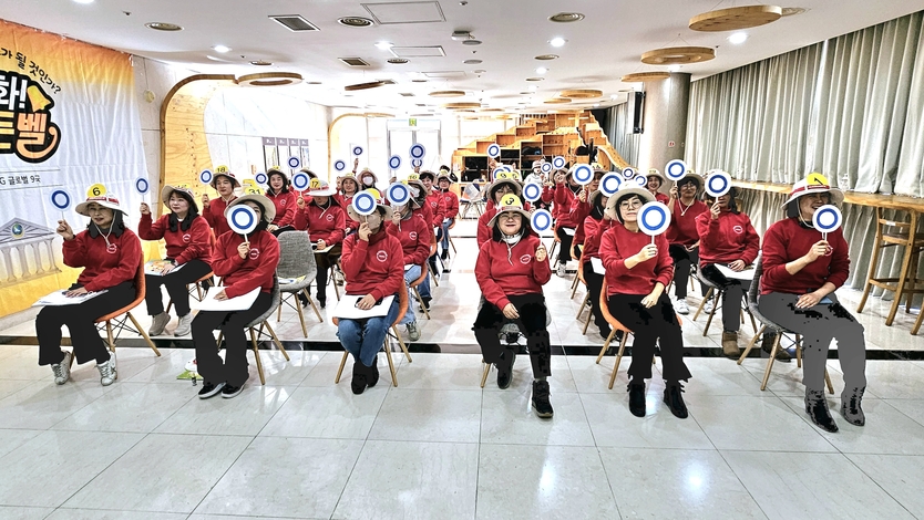 IWPG 글로벌 9국 평화퀴즈 "골든벨" 행사 단체사진을 촬영하고 있다.ⓒ IWPG글로벌9국 제공