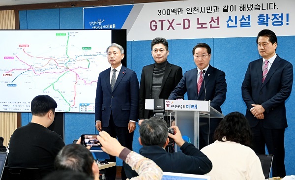 윤환 계양구청장,김정헌 중구청장, 유정복 시장,강범석 서구청장이 참석한 가운데 수도권광역급행철도 노선에 대한 브리핑을 유정복 시장이 발표하고 있다. ⓒ 우리일보 db