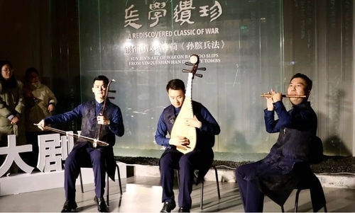 은작산(銀雀山) 한묘(漢廟) 죽간박물관(이하 박물관) 몰입형 음악회가 산둥성 린시에서 열리고 있다. 