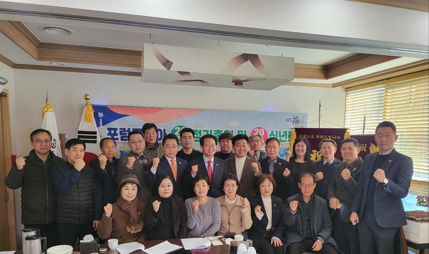 서원기 포럼코리아 중앙회장(두번째가운데)이 신년 인사회 개최 후 관계자들과 기념촬영을 하고 있다. ⓒ우리일보 조종식 기자.