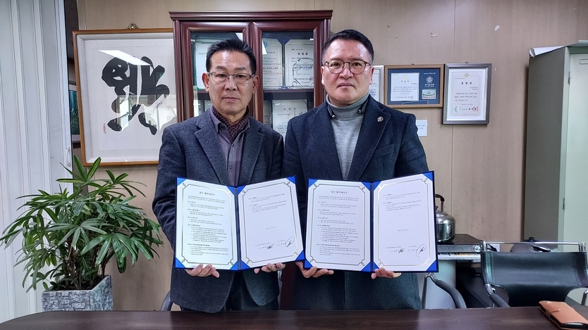 류기복 그린모터스 대표와 강승호 한국교통장애인협회 인천시지회 수석부회장과 복지발전을 위하 업무협약을 체결하고 있다. ⓒ 우리일보 db
