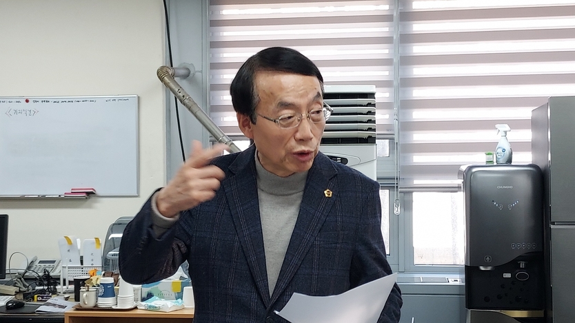 허식 전 시의장이 불신임의결 효력정지 가처분 신청에 앞서 기자실을 방문 기자회견을 가지고 있다. ⓒ 우리일보 db