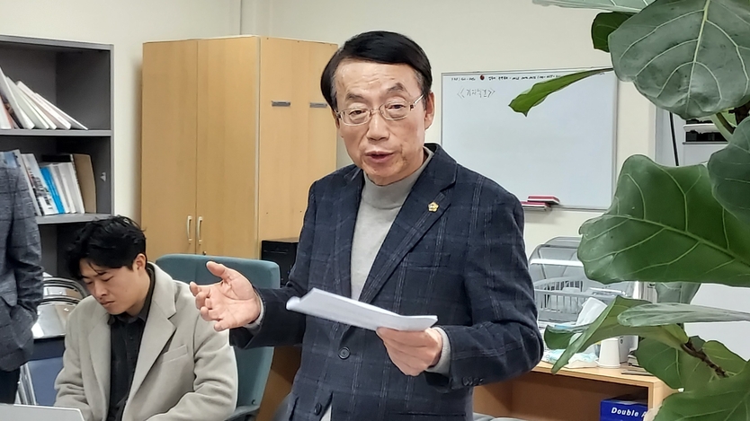 허식 전 시의장이 불신임의결 효력정지 가처분 신청에 앞서 기자실을 방문 기자회견을 가지고 있다. ⓒ 우리일보 db