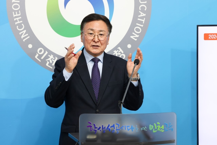 유석형 정책기회조정관이 2024년 인천교육계획 확정에 따른 언론 브리핑을 하고 있다. ⓒ 우리일보 제공