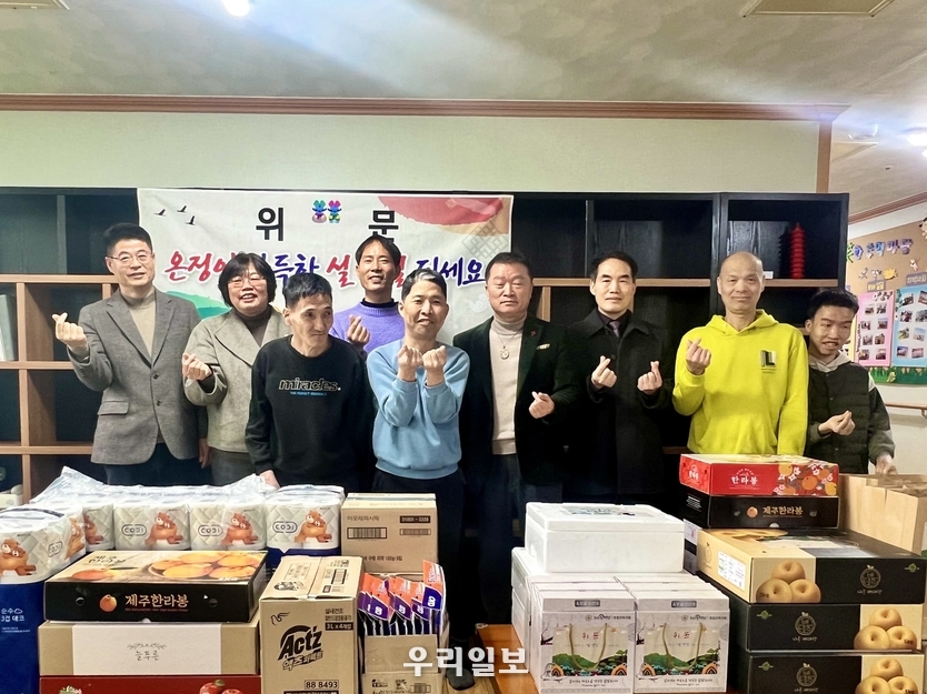 장은영 전남도의원(왼쪽에서두번째)이 장애인복지시설인 보배로운집 해피로그를 방문해 위문품을 전달하고 기념촬영을 하고 있다.ⓒ전남도의회 제공