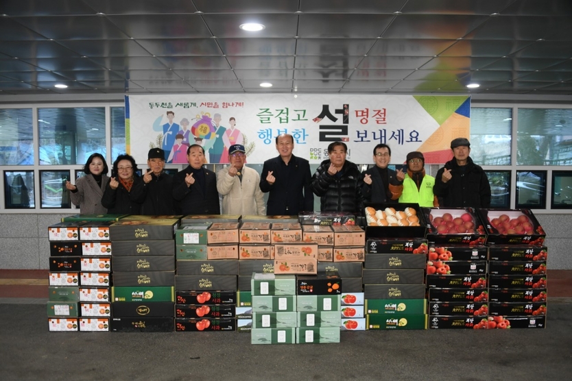 박형덕 동두천시장이, 2024년 설맞이 보훈단체 위문하고 기념촬영을 하고 있다. ⓒ 동두천시 제공