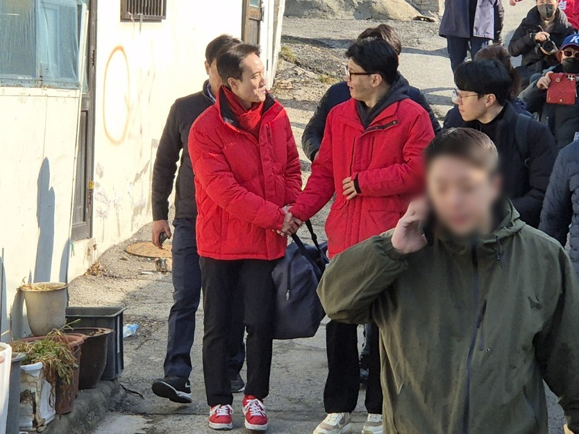 청와대서 함께 근무했던 시절 옜 추억을 되새기며 박진웅 후보 (왼쪽) 와 한동훈 비대 위원장 (오른쪽) ⓒ 우리일보 김선녀 기자
