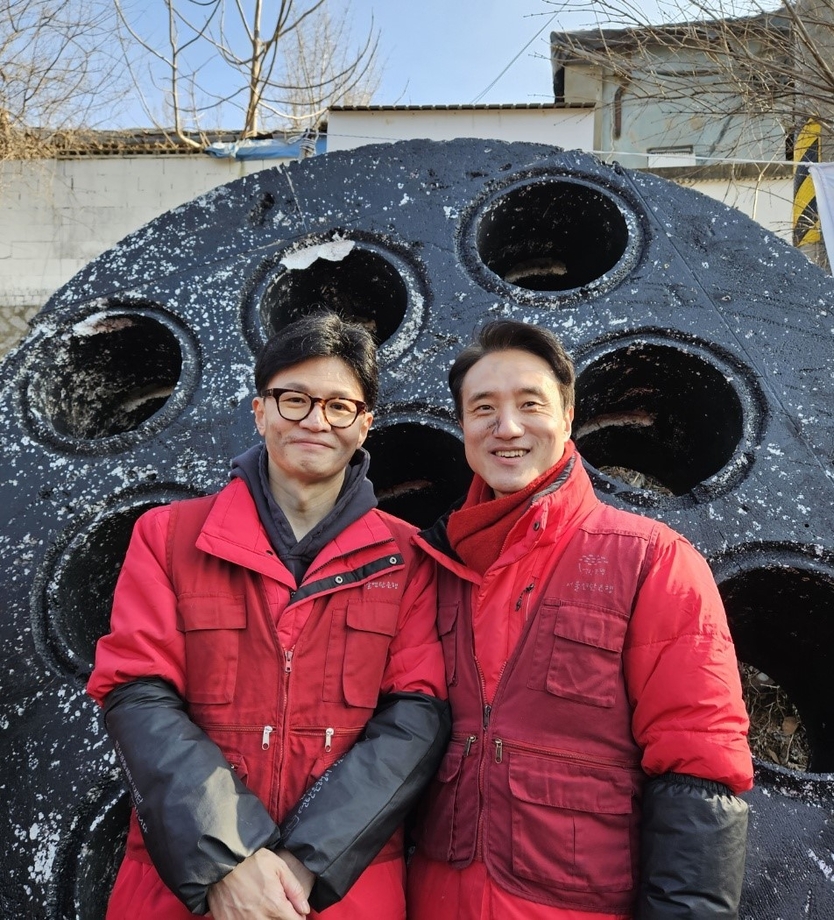 연탄봉사 마치고 기념촬영 하는 한동훈 비상대책 위원장 왼쪽 = 박진웅 강북구 갑 예비후보 오른쪽 ⓒ 우리일보 김선녀 기자